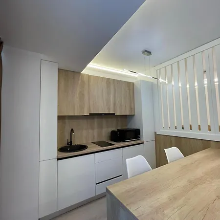 Georgia White Titanic Apartment Navodari